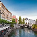 Apartman Khan