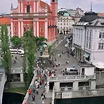 Apartman Khan *